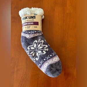 NWT Muk Luks cabins socks, 2 pair. L/XL fits shoes size 8-10. Brand new